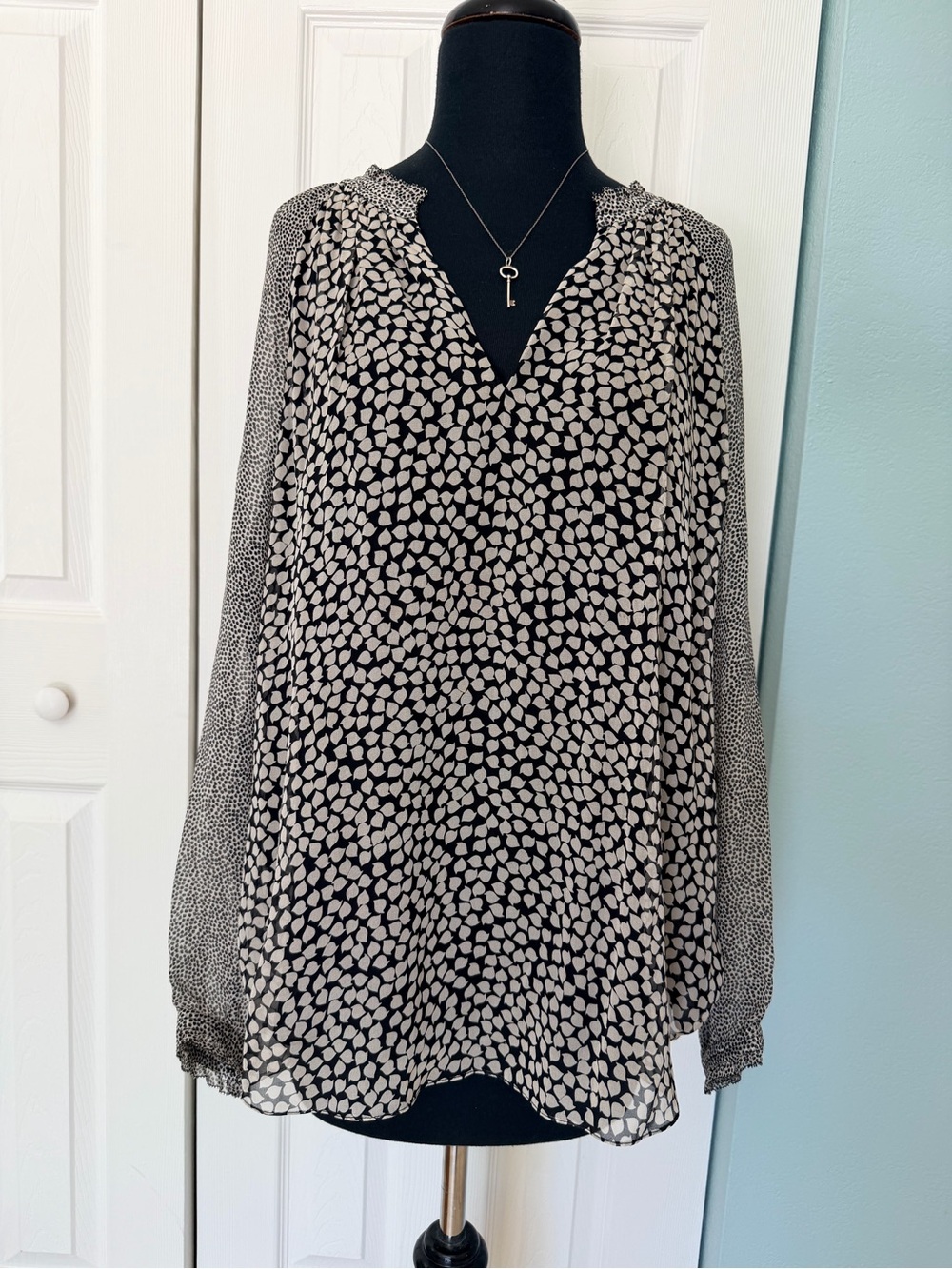 Diane Von Furstenberg 100% Silk Black and White Print V-Neck Blouse Size 12